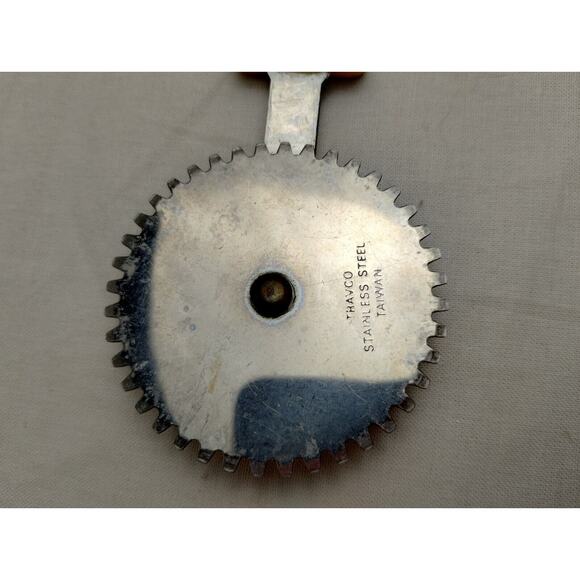 Vtg 60's Travco Hippie Daisy Flowers Yellow Kitchen Utensil Dough Pastry Cutter - Picture 2 of 5